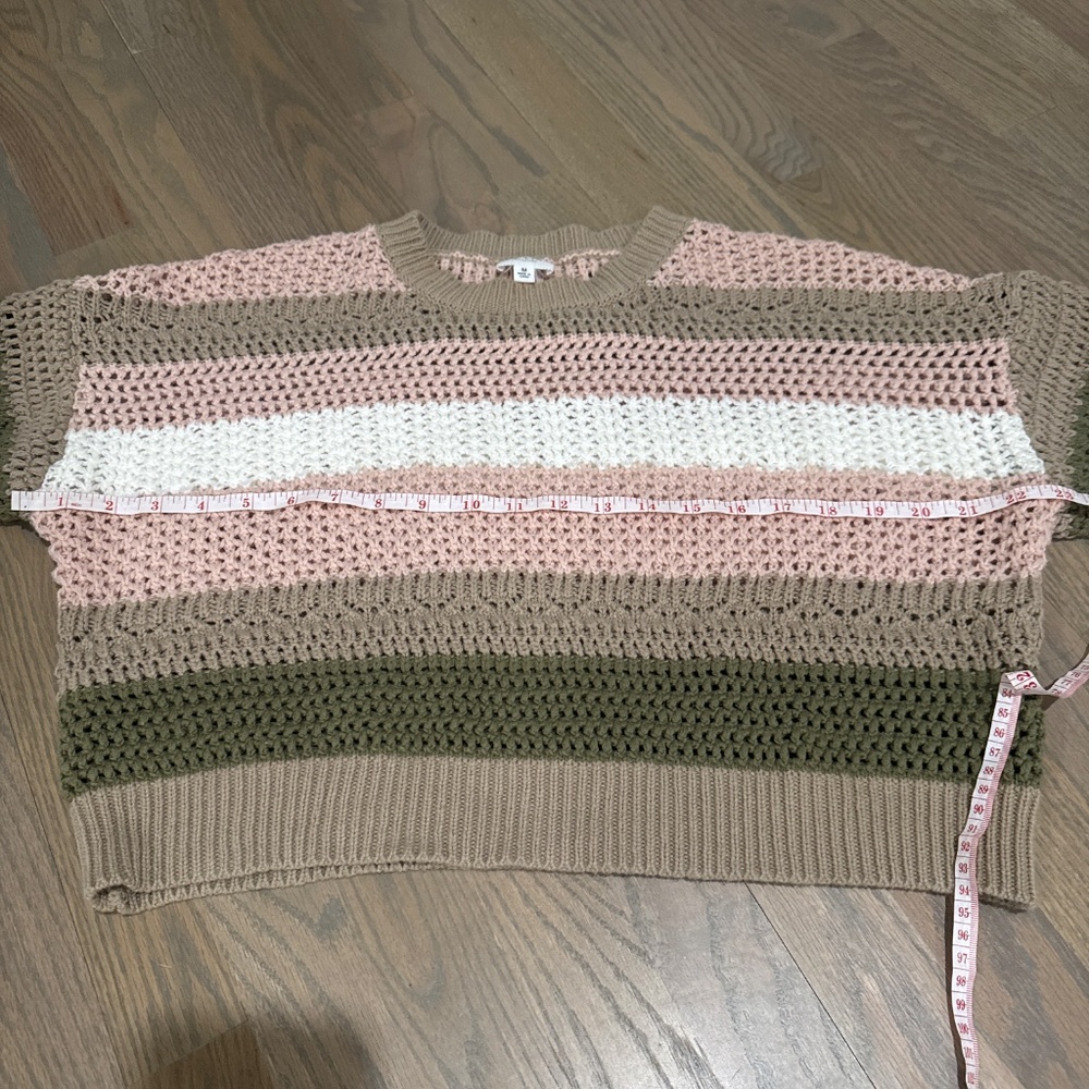Like New Cropped 3/4 sleeve sweater Size M - Picture 5 of 6